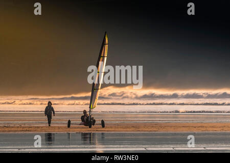 Lumière du soir sur le sable comme un Fistral à voiles sur la plage. Banque D'Images