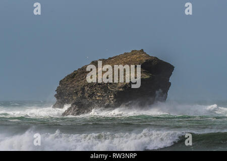 Gull Rock au large de la côte de Portreath à Cornwall. Banque D'Images