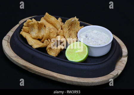 Anchois frits avec sauce tartare et de lime dans une portion dis Banque D'Images