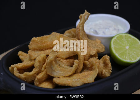 Anchois frits avec sauce tartare et de lime dans un plat de service Banque D'Images