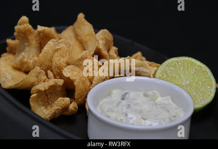 Anchois frits avec sauce tartare et de lime dans un plat de service Banque D'Images