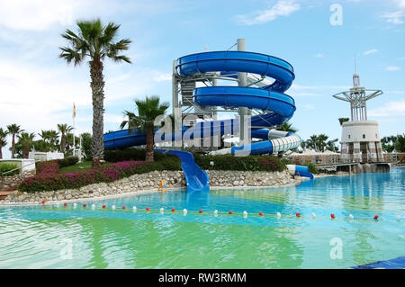 Kemer, Turquie - 30 mai 2015 : vue sur la piscine et le toboggan spirale bleu dans l'hôtel Limak Limra, Turquie. Banque D'Images