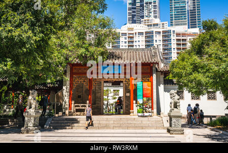 23 décembre 2018, Sydney NSW Australie : entrée principale du jardin chinois de l'amitié avec les gens de Sydney, Australie Banque D'Images