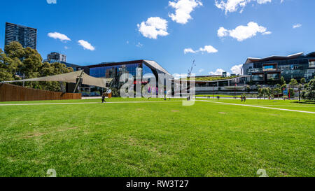 23 décembre 2018, Sydney NSW Australie : place herbeuse à Tumbalong Park avec des gens à Darling Harbour Sydney Australie Banque D'Images