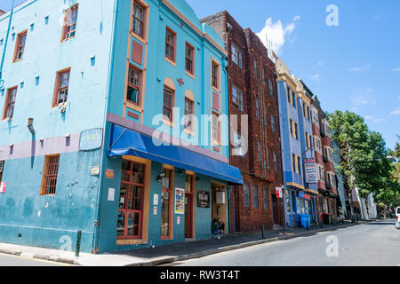 23 décembre 2018, Sydney NSW Australie : bâtiments colorés dans Orwell street avec le Village Backpackers Hotel dans le quartier de Woolloomooloo Sydne Banque D'Images