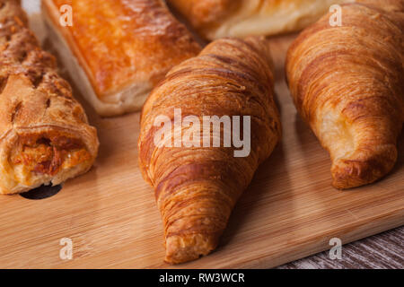 Assortiment de viennoiseries françaises sur une planche à découper. Brunch délicieux. Banque D'Images