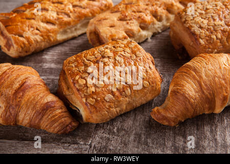 Assortiment de pâtisseries sur la table en bois rustique. Brunch délicieux. Banque D'Images