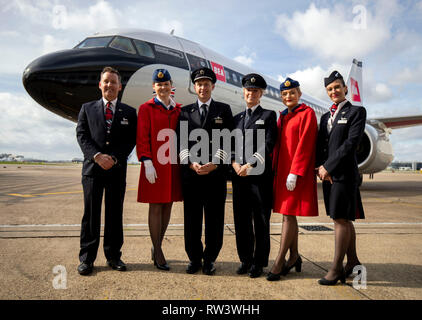 Les membres du personnel de British Airways (de gauche à droite) Alan Lowe, Laura Molloy, le Capitaine Julian Hall, premier officier Holly Sims, Katherine Williams et Diane Lewis, se tenir en face d'un Airbus 319 de British European Airways (BEA) livrée, partie de British Airways' centenaire flotte, comme il arrive à l'aéroport d'Heathrow à Londres. Banque D'Images