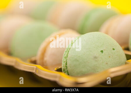 Multi-couleur Almond biscuits macaroni close-up dans une boîte. Macarons frais Banque D'Images