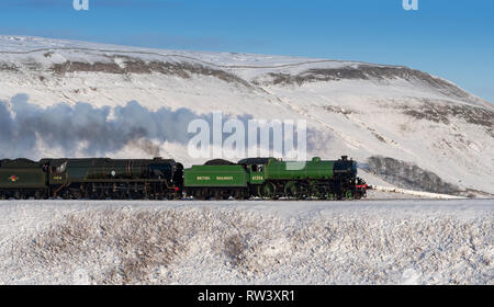 Trains à vapeur à double tête, 61306 Mayflower et 35018 British India Line sur le chemin de fer Settle, à Garsdale Head en hiver. Yorkshire du Nord Banque D'Images