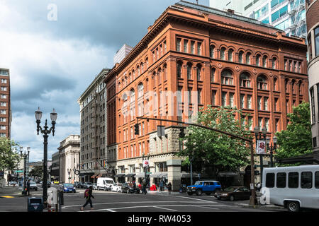 Portland, Oregon, USA - 8 juin 2017 : vue sur le coin de la rue Broadway et Washington Street Banque D'Images