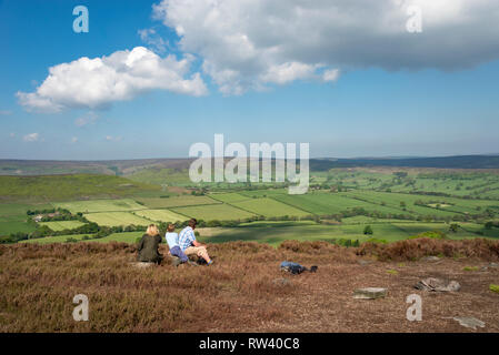 Profiter de la vue de la famille de Westerdale de Castleton Rigg dans le North York Moors National Park, Angleterre. Banque D'Images