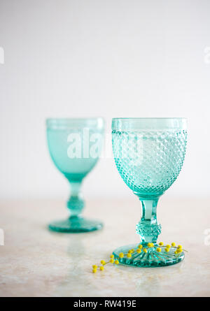 Vintage bleu jaune gobelets et mimosa . Sur l'arrière-plan. whight Wineglasses Banque D'Images