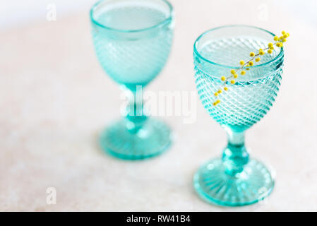 Vintage bleu jaune gobelets et mimosa . Sur l'arrière-plan. whight Wineglasses Banque D'Images