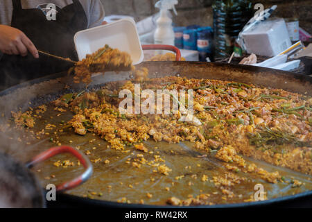 Paella Frais d'être cuits et servis sur un marché de rue stall à Édimbourg, Écosse Banque D'Images