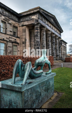 Semi-abstraites d'une sculpture d'art moderne de la forme humaine en dehors de la Scottish National Gallery of Modern Art (moderne) à Édimbourg, Écosse Banque D'Images