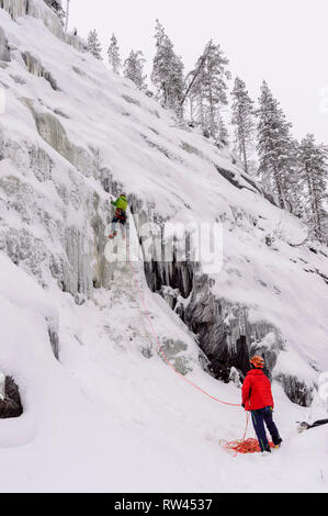 Grimpeur sur glace sur le mammouth de l'automne ou Mammuttiputous Kurouoma dans le canyon, Finlande Banque D'Images