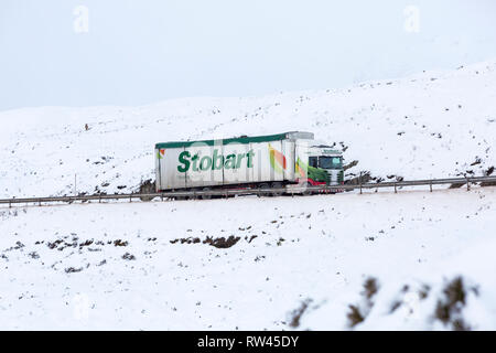 Stobart chariot se déplacent dans le véhicule sur route82 journée d'hiver avec de la neige autour de Rannoch Moor, Glencoe, Highlands, Scotland en hiver Banque D'Images