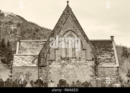 Église épiscopale de St Jean et pierres tombales à Ballachulish, Highlands, Écosse, Royaume-Uni le jour des hivers en février - effet sépia Banque D'Images