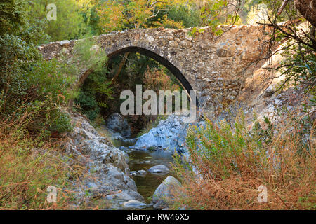 Gefiri Treis Elies pack horse Venise pont sur une rivière dans les montagnes Troodos, Chypre 2010 Banque D'Images