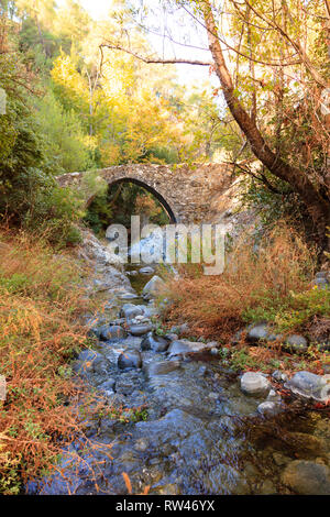 Gefiri Treis Elies pack horse Venise pont sur une rivière dans les montagnes Troodos, Chypre 2010 Banque D'Images