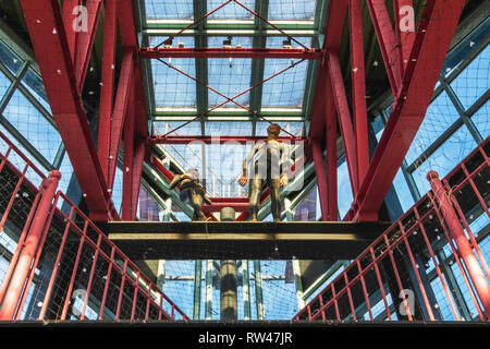 Berlin Kreuzberg Sculpture, deux personnes sur la poutre acier en U-Bahn Prinzenstrasse gare souterraine nouveau verre bâtiment d'accès. Banque D'Images