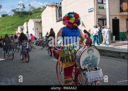 Donmatias, Antioquia. Colombie : des vélos historique parade. L'Estadio Bicentenario. Banque D'Images