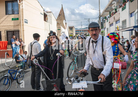 Donmatias, Antioquia. Colombie : des vélos historique parade. L'Estadio Bicentenario. Banque D'Images