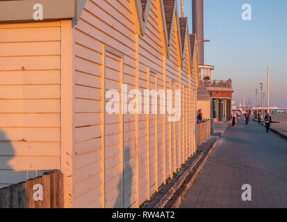 Cabanes de bois sur la plage de Brighton en Angleterre dans la soirée - Brighton, Royaume-Uni - 27 FÉVRIER 2019 Banque D'Images