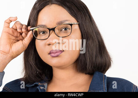 Portrait de jeune femme lunettes de réglage, et souriant. La vision et l'optométrie concept Banque D'Images