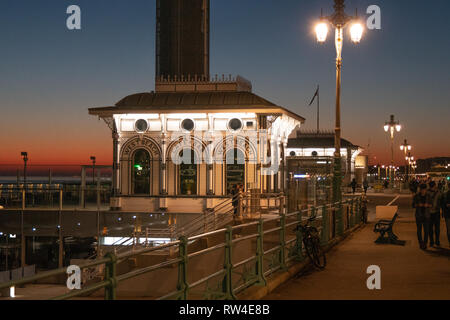 West Beach Cafe Bar au front de mer de Brighton - Brighton, Royaume-Uni - 27 FÉVRIER 2019 Banque D'Images