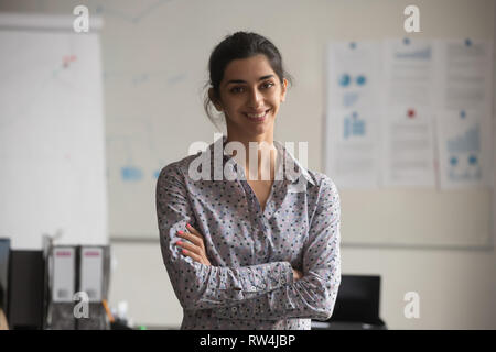 Jeune Indien professional business woman looking at camera in office Banque D'Images