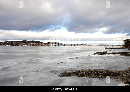 La ville d'Ostersund par la glace d'un lac Storsjön en Suède. Banque D'Images