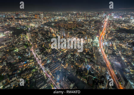 Tokyo - août 08, 2017 : nuit vue aérienne de toits de Tokyo et de la route des sentiers de voiture sur la Route 3 (Shuto Expressway) Shibuya Route de Roppongi Hills Mo Banque D'Images