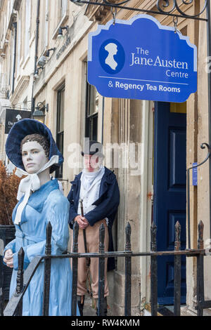 Une femme mannequin et un homme en costume à l'extérieur du centre Jane Austen dans Gay Street, Bath, N.E. Somerset, England, UK Banque D'Images