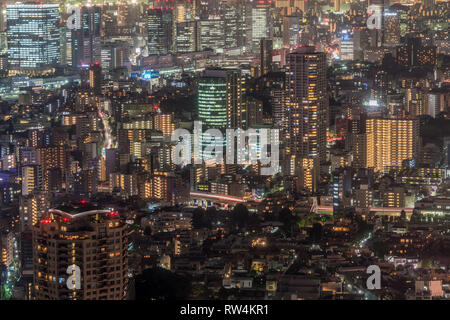 Tokyo - août 08, 2017 : Tokyo skyline nuit vue aérienne d'immeubles de grande hauteur et de la route car les pistes de Roppongi Hills Mori Tower. Banque D'Images