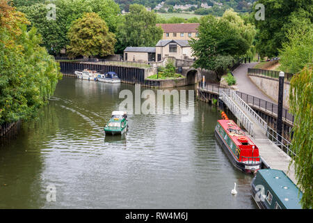 Du point où le canal Kennet & Avon se joint à la rivière Avon est sous le pont dans cette image, baignoire, N.E. Somerset, England, UK Banque D'Images