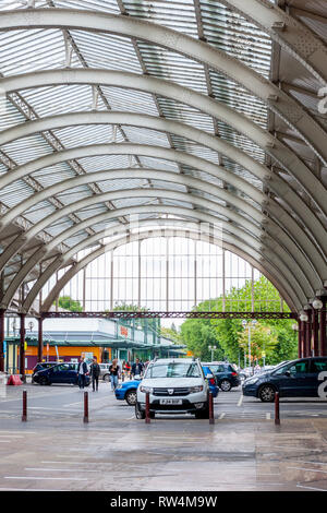 L'ancienne gare ferroviaire de Green Park, avec son impressionnante verrière est maintenant un parking entouré de boutiques, de baignoire, N.E. Somerset, England, UK Banque D'Images