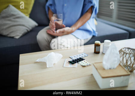 Close up of pills et divers médicaments sur la table en face de méconnaissable senior woman, copy space Banque D'Images