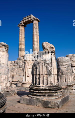 Photo de la mer Ionienne de colonnes les ruines de l'antique grecque Ionienne Didymes Temple d'Apollon & accueil à l'Oracle d'Apollon. Aussi connu sous le n Banque D'Images