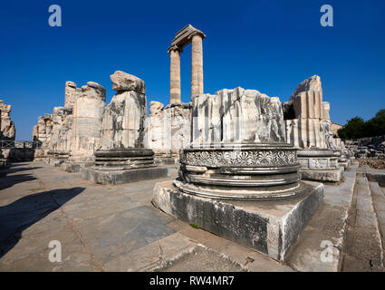 Photo de la mer Ionienne de colonnes les ruines de l'antique grecque Ionienne Didymes Temple d'Apollon & accueil à l'Oracle d'Apollon. Aussi connu sous le n Banque D'Images
