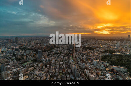 Tokyo - août 08, 2017 : vue panoramique sur Tokyo de soleil colorés de Roppongi Hills Mori Tower. Banque D'Images