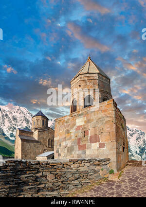 Photos et images de la Sainte trinité Gergeti (Tsminda Sameba) de l'Église orthodoxe géorgienne et clocher de l'Église apostolique, 14e siècle, province, Khevi Gergeti, G Banque D'Images