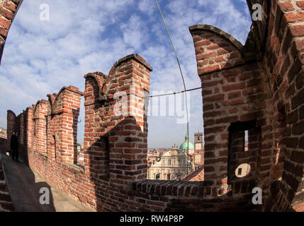 Vigevano - Italie, créneaux Gibelins de la première terrasse de la tour Bramante donnant sur la Place Ducale. Banque D'Images