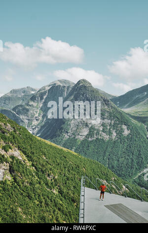 Le point de vue au Shervani Hilltop Nainital est un des spots qui offrent de belles vues sur le paysage le long de la route panoramique nationale Gaularfjellet en Norvège Banque D'Images