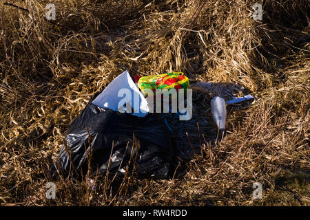 Déchets déversés le long du chemin Colebrook, près du parc Mud Bay, à Surrey, en Colombie-Britannique, au Canada Banque D'Images