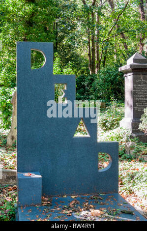 La tombe de l'artiste Patrick Caulfield à Highgate Cemetery, Londres. Banque D'Images
