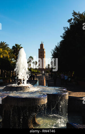 Le célèbre minaret de Koutoubia comme vu à partir d'une fontaine dans le parc Lalla Hasna lors d'un matin de printemps (Marrakech, Maroc, Afrique) Banque D'Images