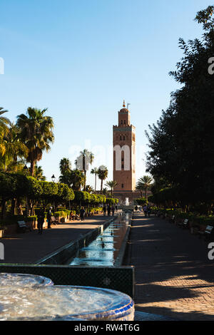 Le célèbre minaret de Koutoubia comme vu à partir d'une fontaine dans le parc Lalla Hasna lors d'un matin de printemps (Marrakech, Maroc, Afrique) Banque D'Images