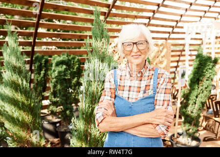 Happy agriculteur dans la lumière du soleil Banque D'Images